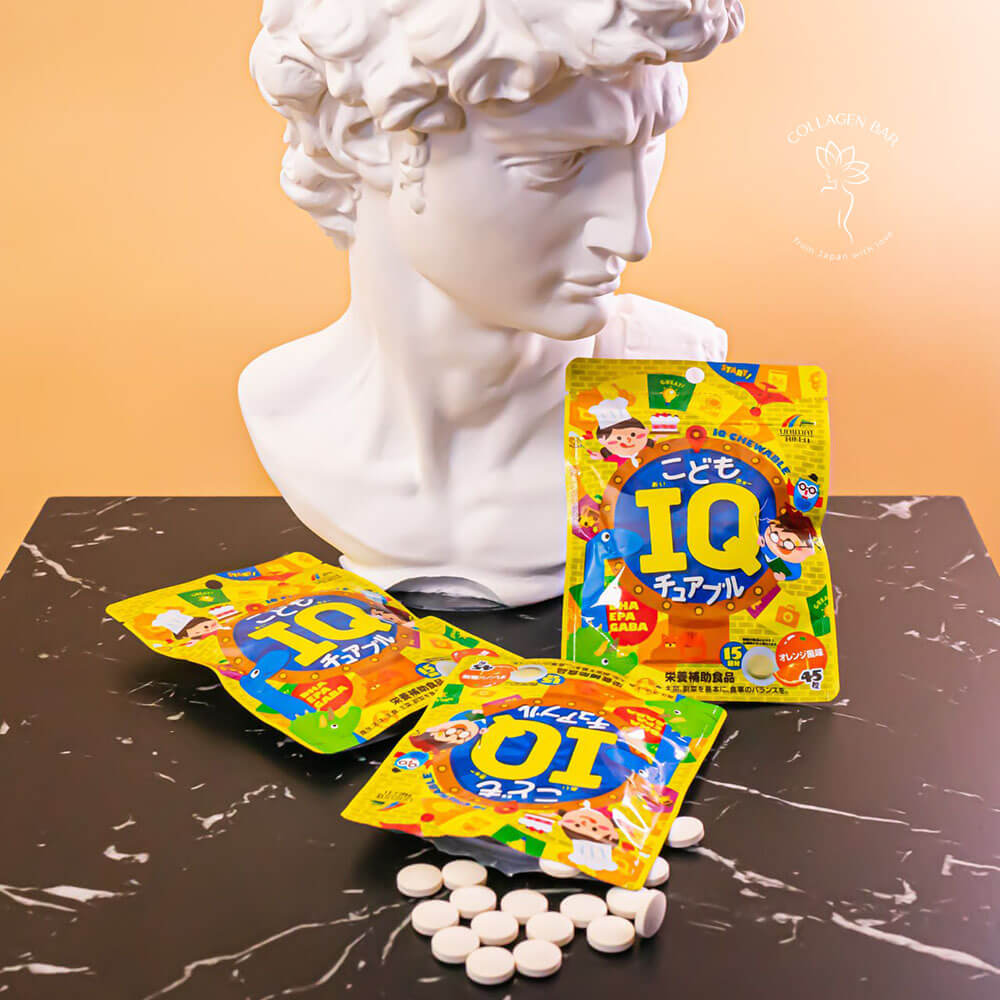 3 упаковки Unimat Riken IQ Chewable For Kids на тлі скульптури-бюста в давньогрецькому стилі